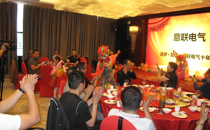 陜西意聯(lián)電氣-小丑表演 陜西意聯(lián)電氣-小丑表演