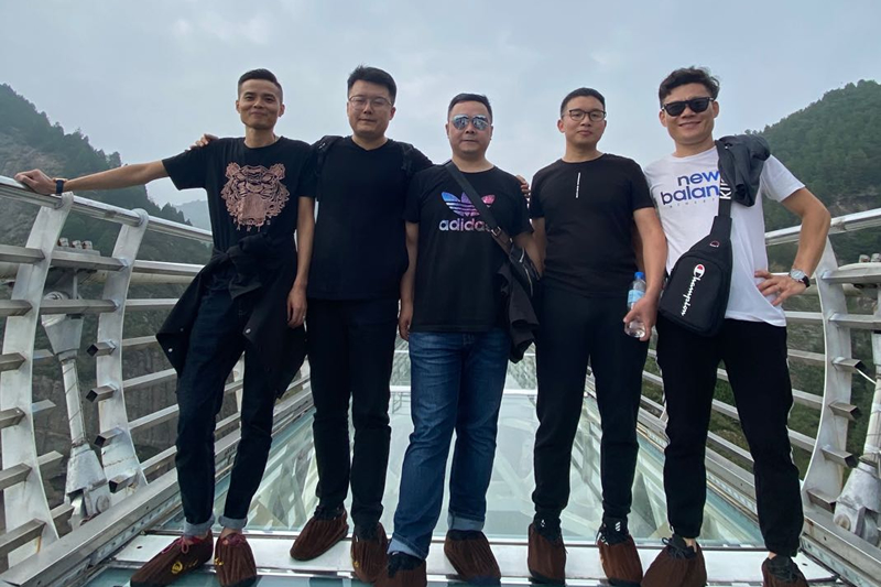 九龍山玻璃索橋帥哥合影 九龍山玻璃索橋帥哥合影