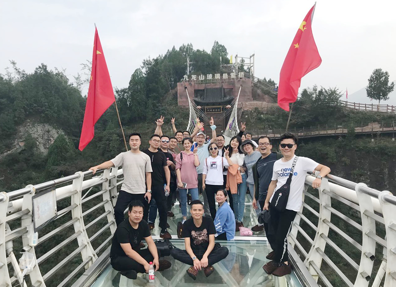 九龍山玻璃索橋合影 九龍山玻璃索橋合影
