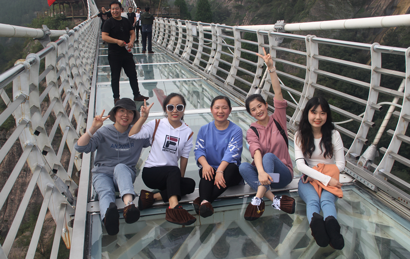 九龍山玻璃索橋美女合影 九龍山玻璃索橋美女合影