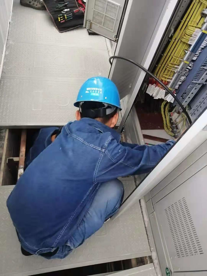 免維護(hù)吸濕器安裝現(xiàn)場(chǎng)01 免維護(hù)吸濕器安裝現(xiàn)場(chǎng)01